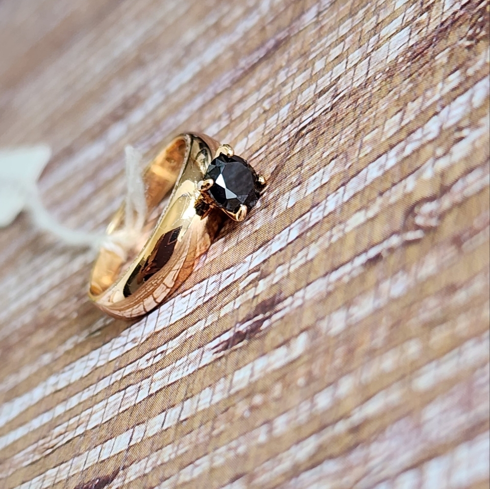 Elegant Gold Ring with Black Stone - Picture 2 of 7